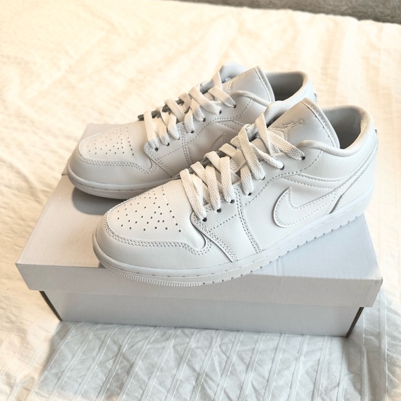 Jordan 1 Low Triple White - Picture 3 of 5